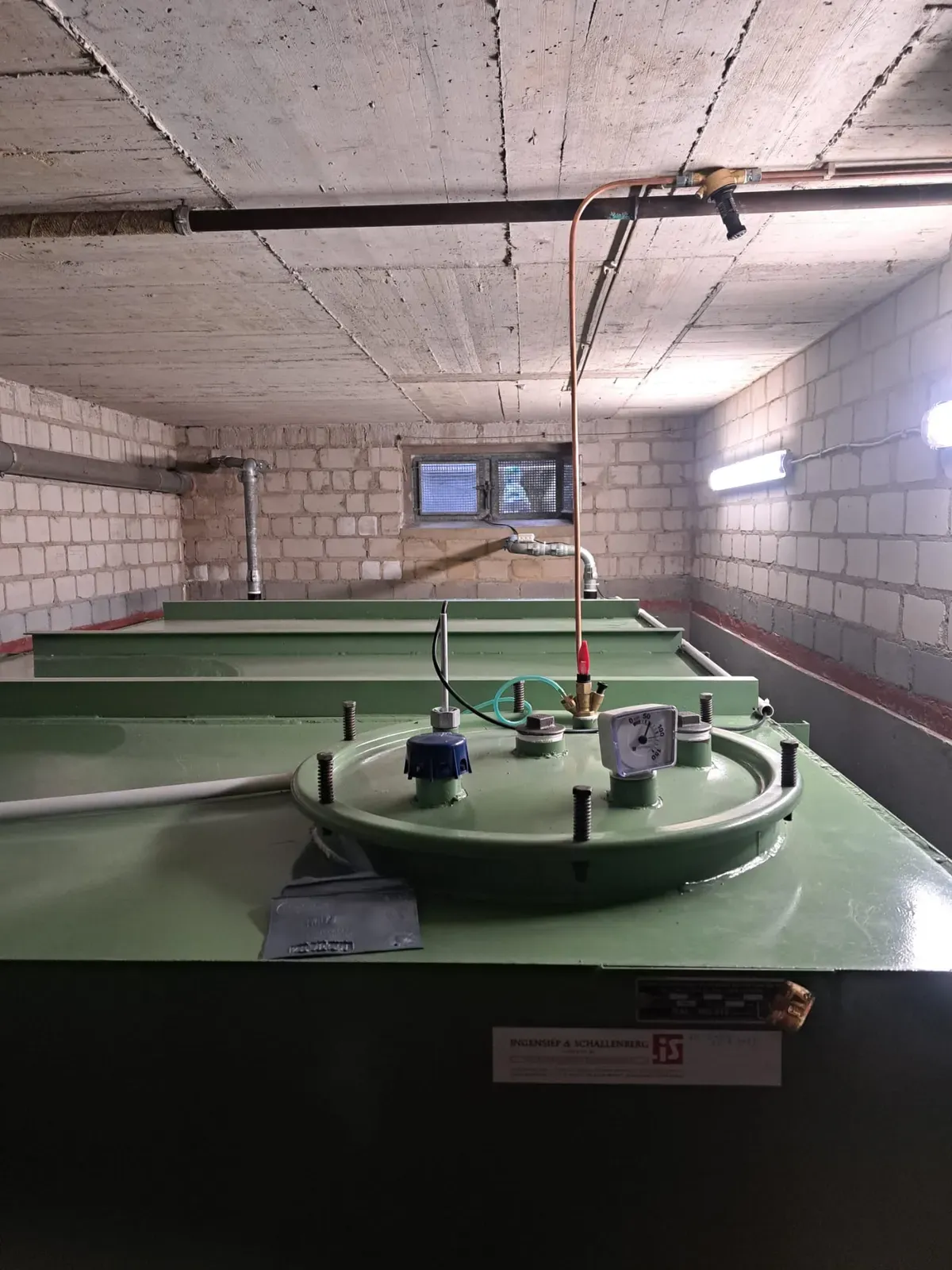 Querschnitt eines doppelwandigen Heizöltanks mit Kunststoffinnenhülle und Leckanzeigegerät