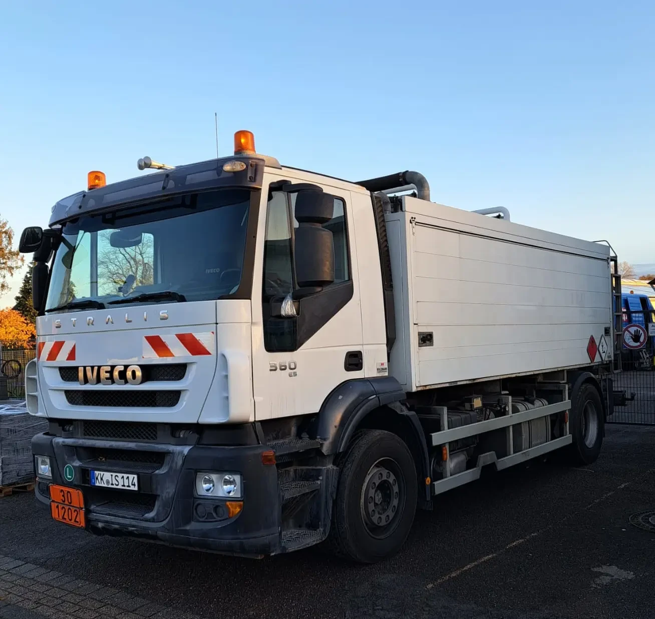 Weißes Einsatzfahrzeug von Ingensiep & Schallenberg — Tankschutz-Service am Niederrhein