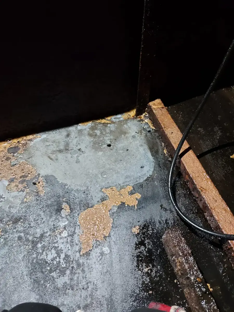 Lochfraß-Durchbrüche im Tankboden in der Übersicht — mehrere kleine Löcher durch Korrosion sichtbar