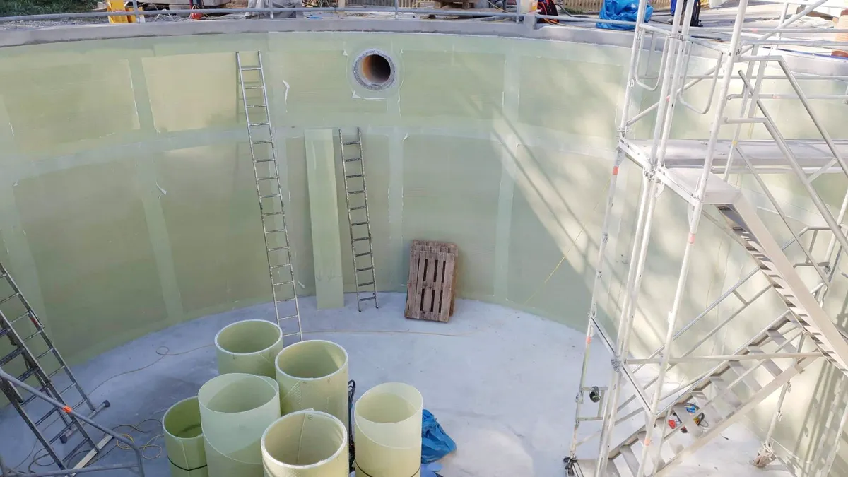 Alter Öltank im Keller wird von Technikern demontiert