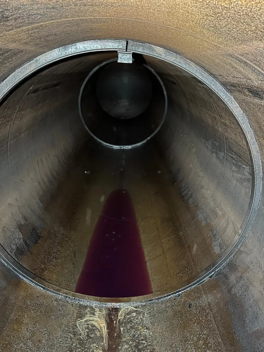 Professionelle Öltankreinigung — Techniker bei der Reinigung eines Heizöltanks